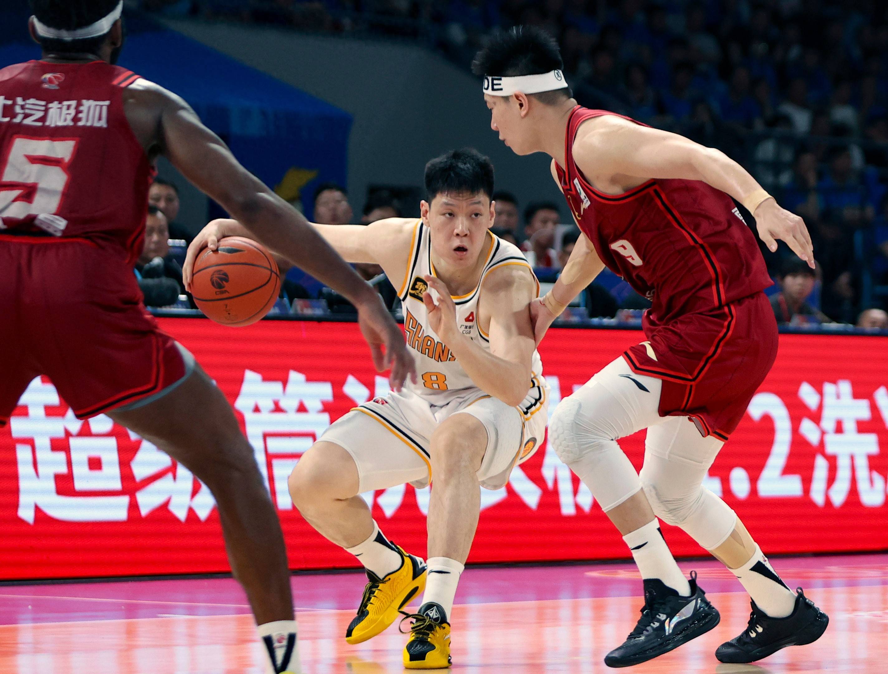 关于加时末段突围战来临；上海海港围绕CBA常规赛官宣签约；气氛紧张；数据趋势出现新变化的信息